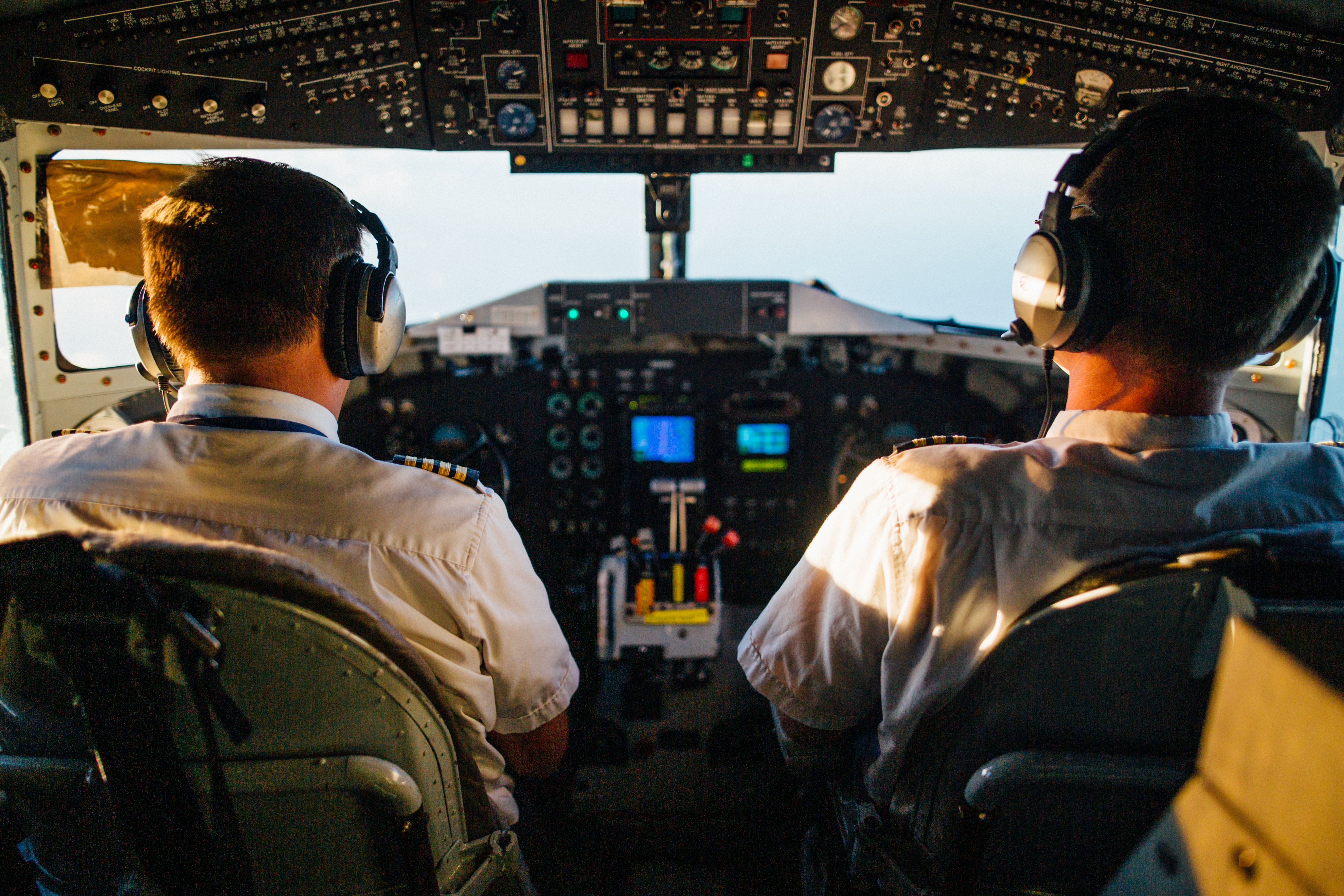 Dos pilotos a los mandos de un avión, una imagen del control humano y el trabajo en equipo.